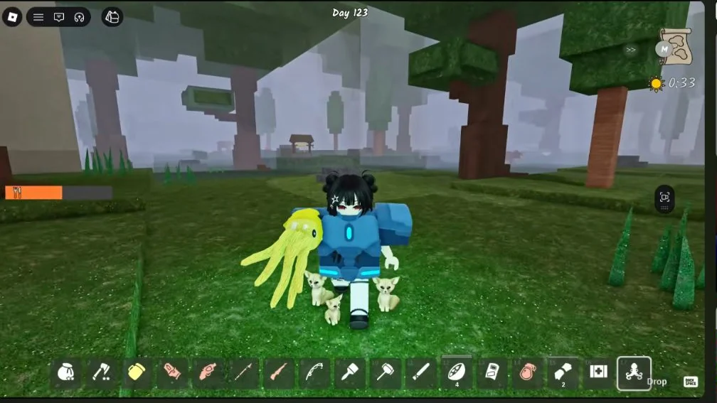 ผู้เล่นถือ Squid Toy สีเหลือง เห็นหัว ตา และหนวดของของเล่น