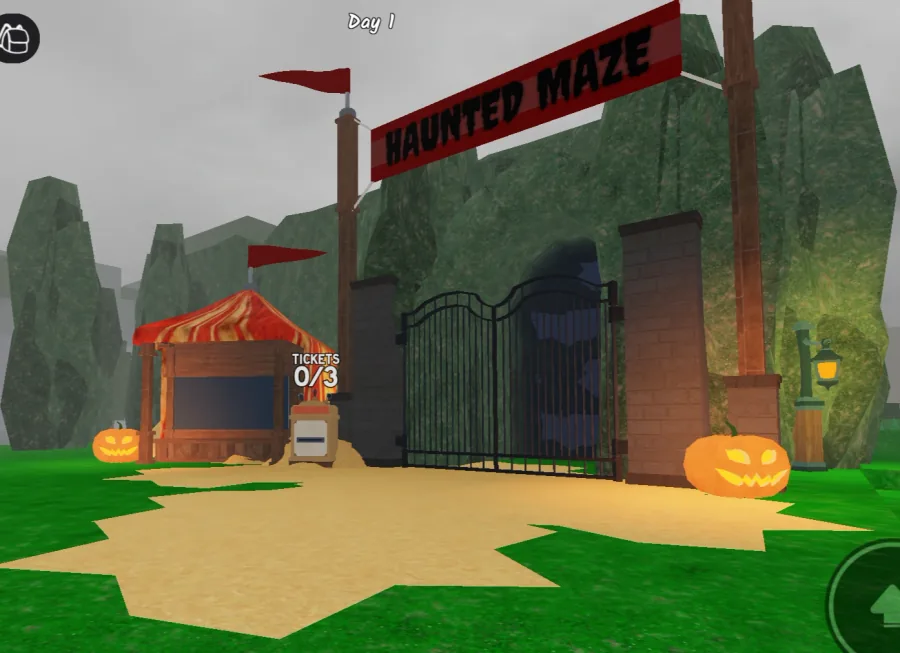ทางเข้า The Hedge Maze มีป้าย Haunted Maze เหนือประตู