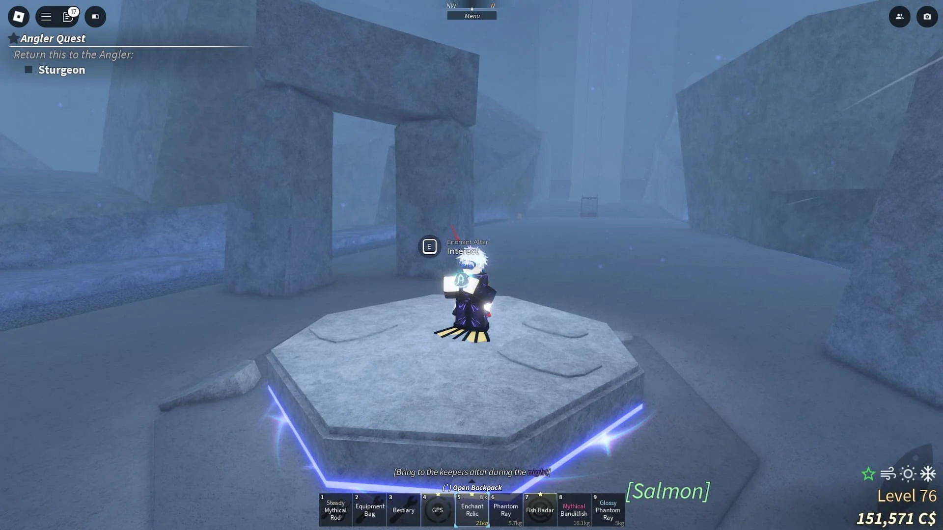 ผู้เล่นถือ Enchant Relic อยู่บนแท่นหินที่มีปุ่ม Enchant Altar ใน Fisch