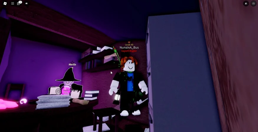 Merlin สวมหมวกพ่อมดสีดำอยู่หลังโต๊ะหนังสือและลูกแก้วสีม่วงในกระท่อม